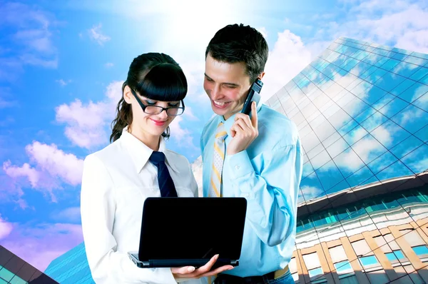 Lycka affärsman och affärskvinna på blur business archite — Stockfoto