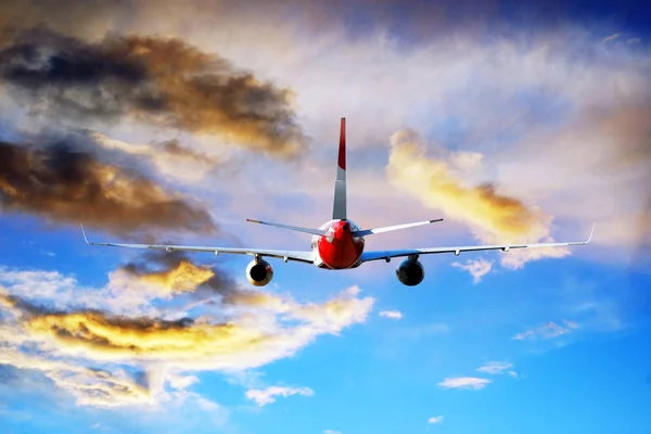 Uçak gökyüzünde bulutlar ile anında — Stok fotoğraf
