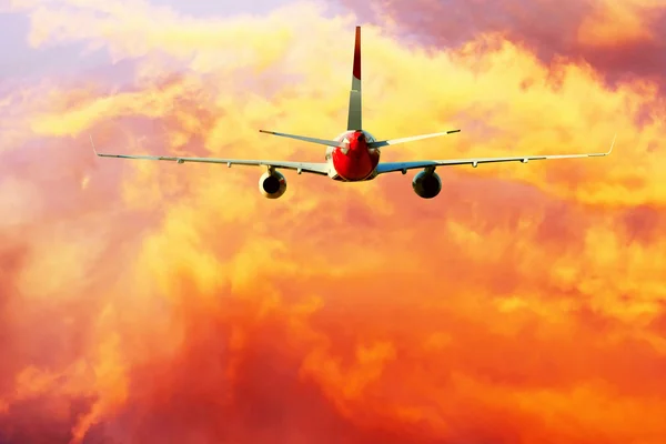 Avion volant sur le ciel avec des nuages — Photo