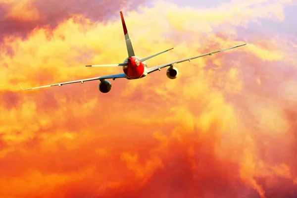 Avion volant sur le ciel avec des nuages — Photo