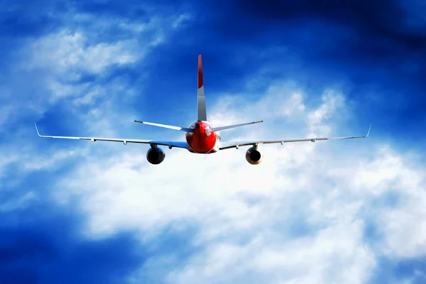 Letadla a letět na oblohu s mraky — Stock fotografie