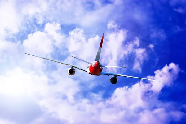 雲と空に飛ぶ航空機 — ストック写真