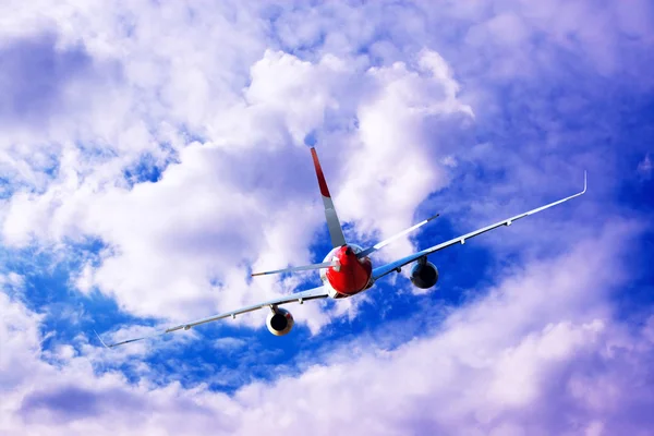 Samolot w locie na niebo z chmurami — Zdjęcie stockowe