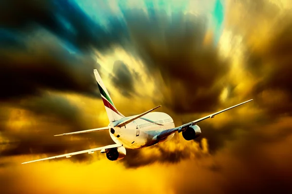 Silhouette of airplane on sunset sky — Stock Photo, Image