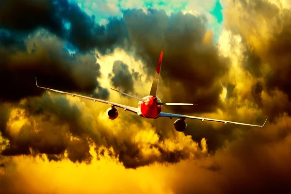 夕焼け空に飛行機のシルエット — ストック写真
