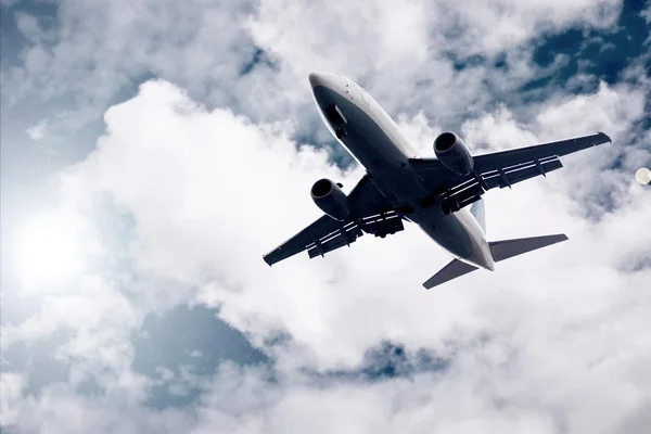 Avión en el cielo azul — Foto de Stock