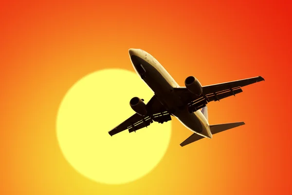 Flygplan på solnedgång himlen — Stockfoto