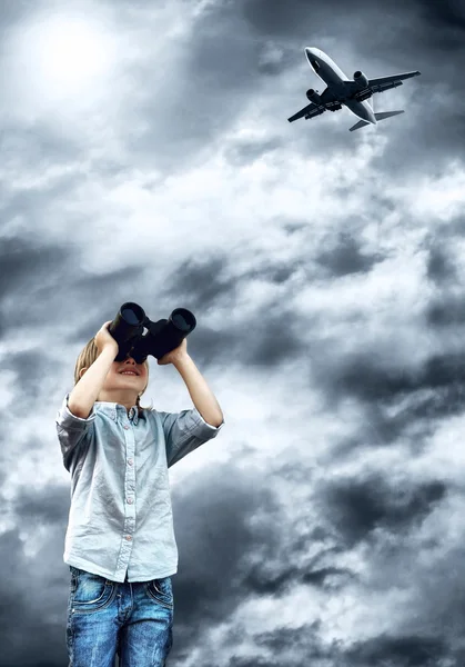 Νεαρό αγόρι ρολόι στο πεδίο-γυαλί κάτω από ουρανό — Φωτογραφία Αρχείου