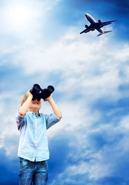Gökyüzünün altında alan cam genç çocuk izle — Stok fotoğraf