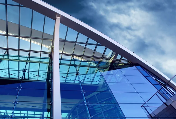 Geschäftsgebäude Architektur auf Himmel Hintergrund — Stockfoto