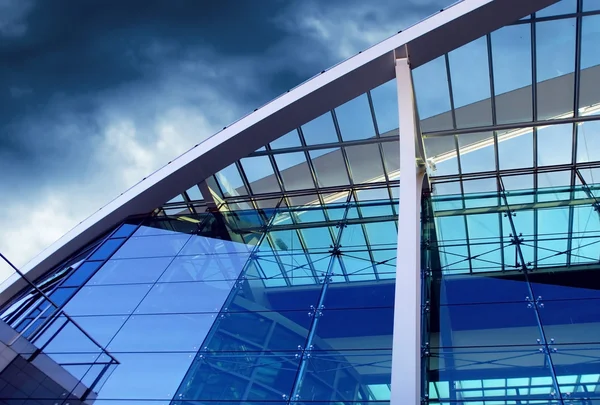 空を背景にビジネス建物のアーキテクチャ — ストック写真