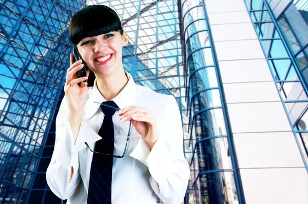 Hapiness affärskvinna stående på business bakgrunden — Stockfoto
