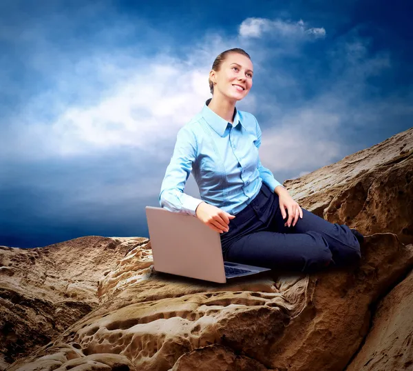 Gelukkig zakenvrouw zithoek met laptop op de berg onder bl — Stockfoto