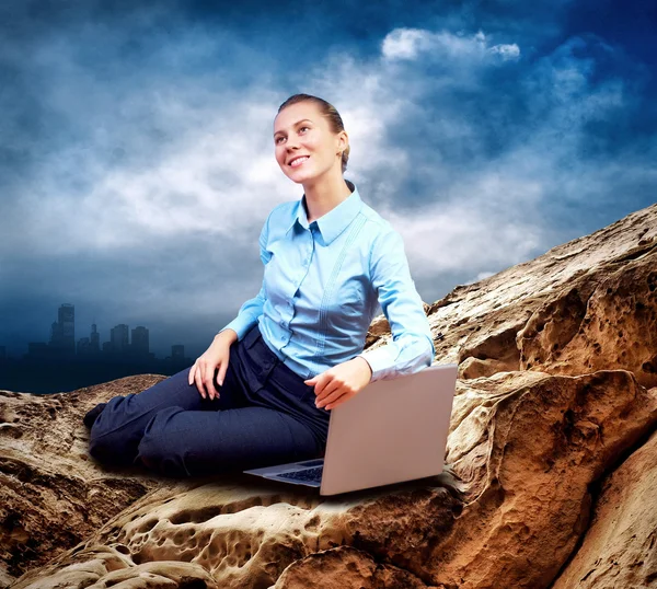 Gelukkig zakenvrouw zithoek met laptop op de berg onder bl — Stockfoto