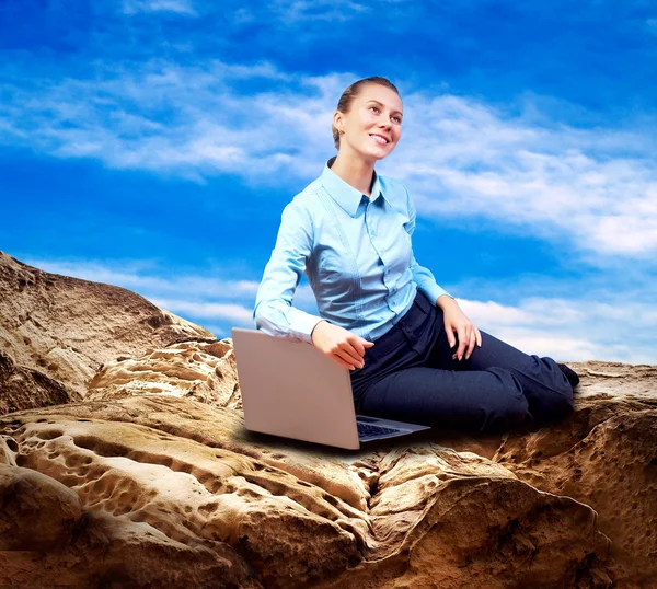 Happy Businesswoman sièges avec ordinateur portable sur la montagne sous bl — Photo