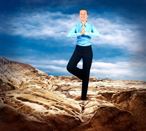 リラックスで立って幸せな実業家、山にポーズ国連 — ストック写真
