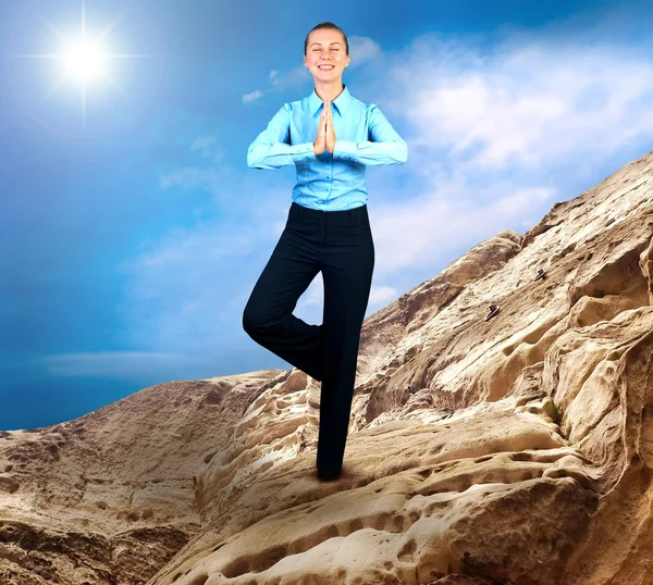 リラックスで立って幸せな実業家、山にポーズ国連 — ストック写真