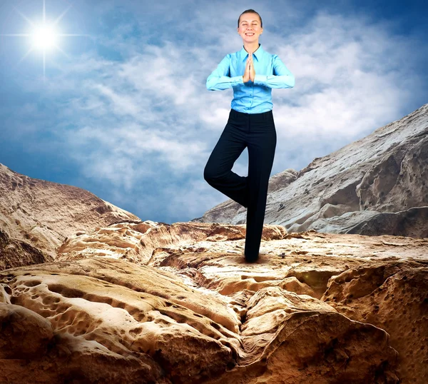 Happy Businesswoman standing in relaxing pose on the mountain un — Stock Photo, Image