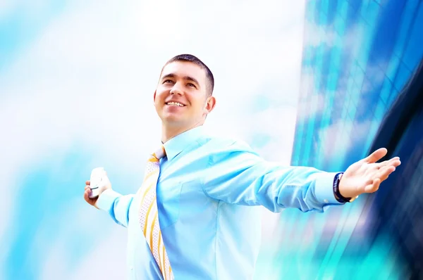 Felicidade Empresário em pé no fundo do negócio — Fotografia de Stock
