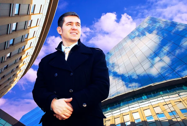 Glück Geschäftsmann auf der Business-Architektur Hintergrund — Stockfoto