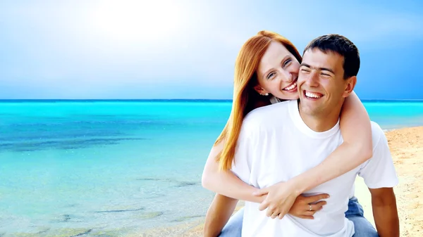 Jovem casal amor sorrindo sob praia tropical — Fotografia de Stock