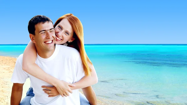 熱帯のビーチの下笑顔若い愛のカップル — ストック写真