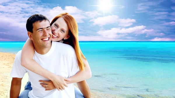年轻的爱夫妇微笑下热带海滩 — 图库照片
