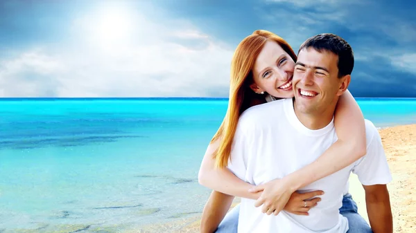 Jovem casal amor sorrindo sob praia tropical — Fotografia de Stock