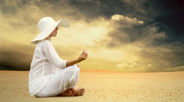 Молодые красивые женщины в белом, отдых в солнечной пустыне — стоковое фото