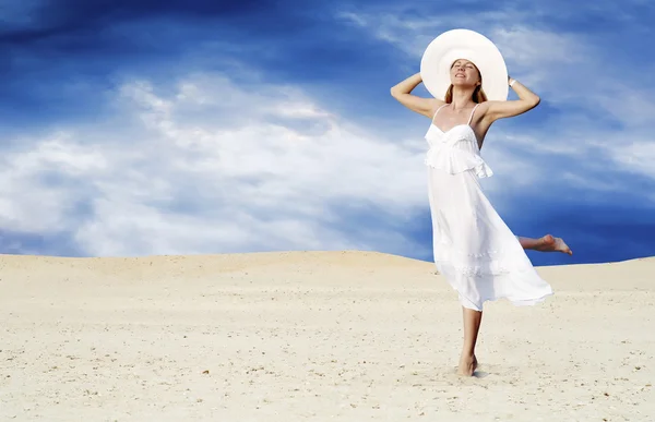 Giovani belle donne in bianco, relax al deserto soleggiato — Foto Stock