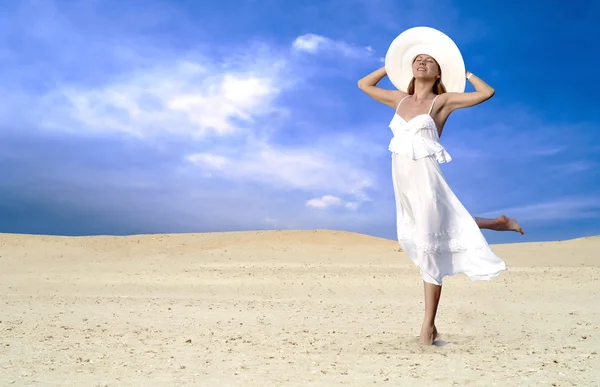 Jeunes belles femmes en blanc, détente au désert ensoleillé — Photo