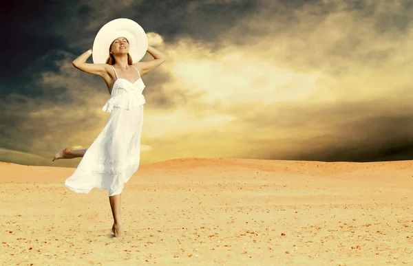 Jonge mooie vrouwen in wit, ontspanning op zonnige woestijn — Stockfoto