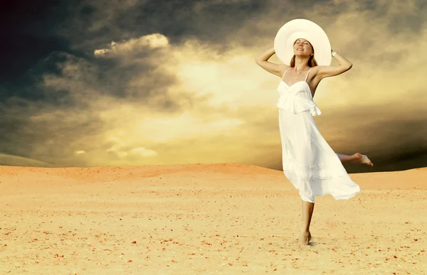 Όμορφες κοπέλες στο λευκό, στιγμές χαλάρωσης στο ηλιόλουστη έρημο — Φωτογραφία Αρχείου