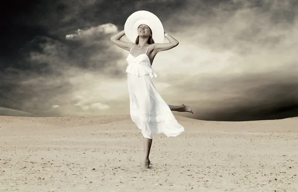 Молодые красивые женщины в белом, отдых в солнечной пустыне — стоковое фото