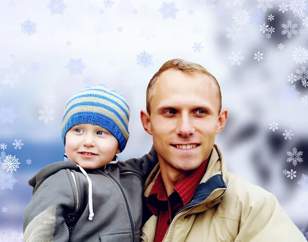 Lykkelig familieportrett utendørs smilende. Vinter – stockfoto