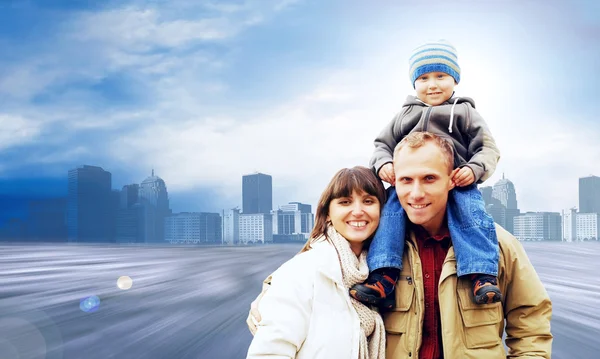Glückliches Familienporträt im Freien lächelnd auf der Straße in der Stadt — Stockfoto