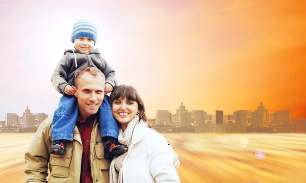 Kint az úton, a város mosolygós boldog családi portré — Stock Fotó