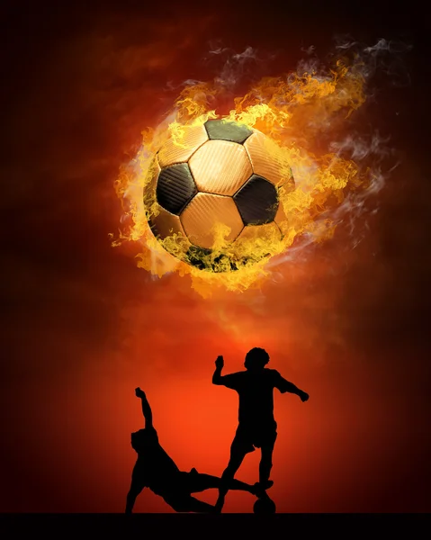 Гарячий футбольний м'яч на швидкості у полум'ї вогню — стокове фото
