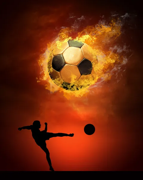 Ballon de football chaud sur la vitesse dans les incendies flamme — Photo