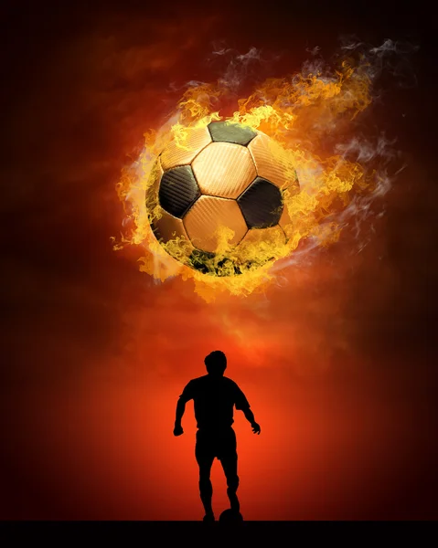 Bola de fútbol caliente en la velocidad en llamas de incendios —  Fotos de Stock