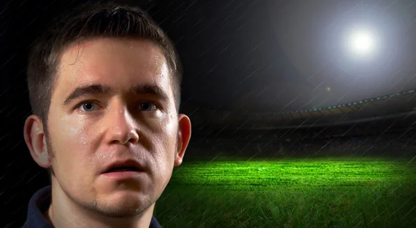 夜雨のフィールドでサッカー選手の肖像画 — ストック写真