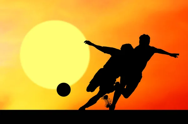 夕焼け空のサッカー選手のシルエット — ストック写真