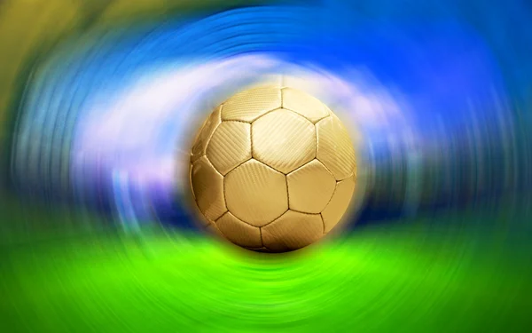 Μπάλα ποδοσφαίρου στο στάδιο φόντο θαμπάδα — Φωτογραφία Αρχείου