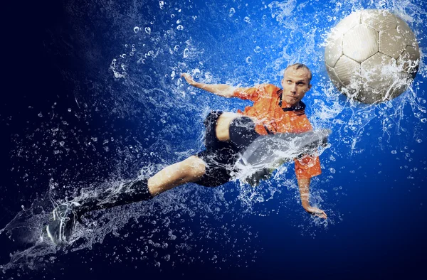 Gotas de água em torno de jogador de futebol sob a água em backgroun azul — Fotografia de Stock