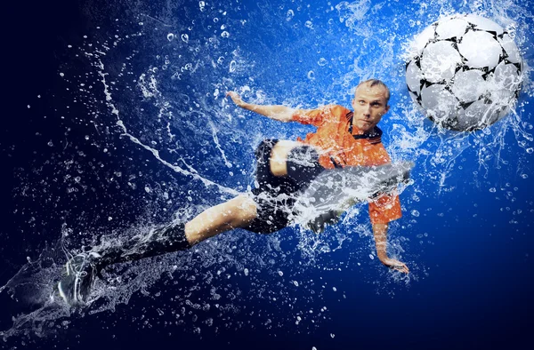 青い背景に水の下でサッカー選手の周りの水滴します。 — ストック写真