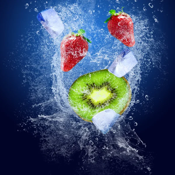 Gouttes d'eau autour des fruits sur fond bleu — Photo