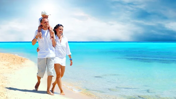 Weergave van gelukkige jonge familie plezier op het strand — Stockfoto