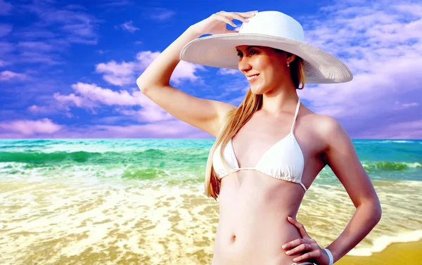 Mujeres hermosas jóvenes en la playa tropical soleada en bikini y —  Fotos de Stock