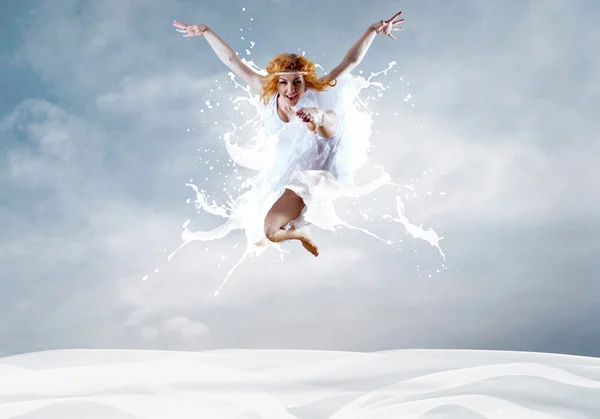 Sprung der Ballerina mit Milchkleid — Stockfoto