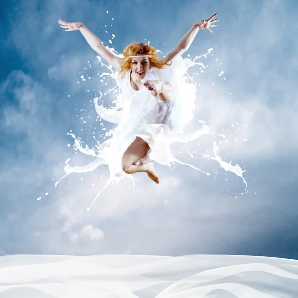 Salto di ballerina con vestito di latte — Foto Stock